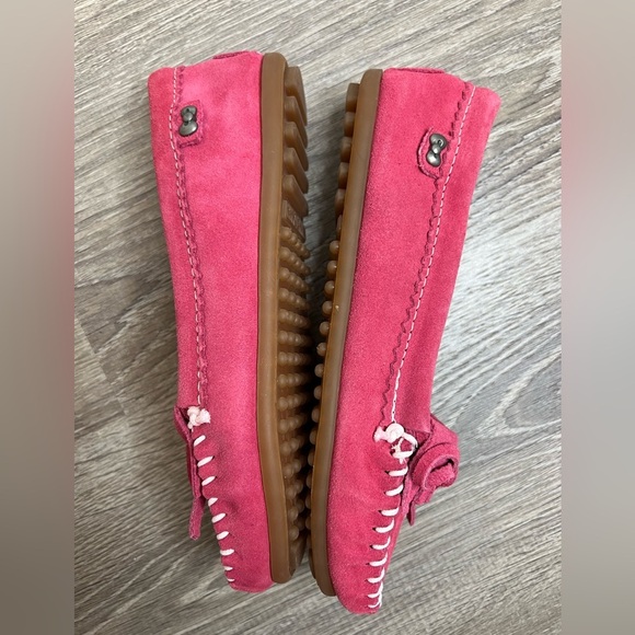 NEW 5.5 MINNETONKA × Hello kitty Kawaii Pink Leather Moccasins - Picture 4 of 8